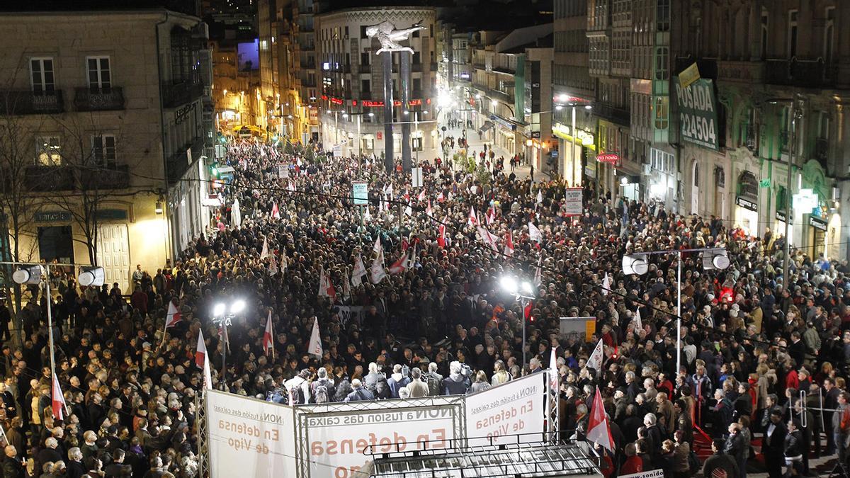 Multitudinaria manifestación por las calles de Vigo contra la fusión de las caixas en 2010