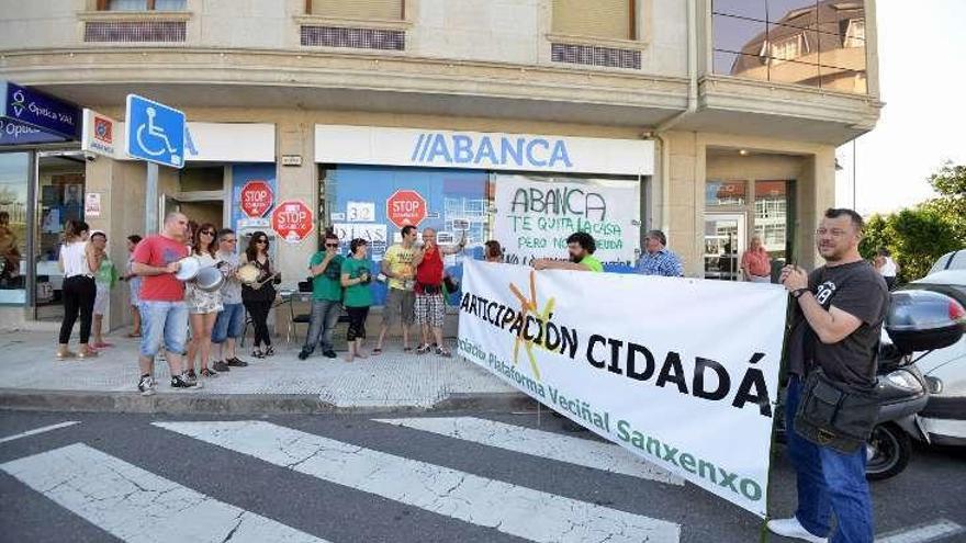 Cacerolada celebrada ayer en Portonovo. // G. Santos