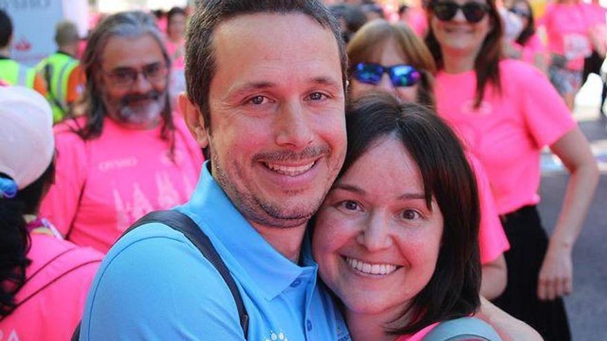 Carmen, el pasado 7 de mayo, abrazada a su marido Arnau tras acabar la carrera de la mujer en Madrid, junto a investigadores, pacientes (y familiares) de la CAFO.