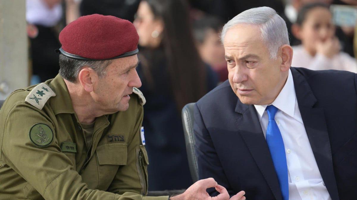 Imagen de archivo del jefe del Estado Mayor de Israel, Herzi Halevi, junto al primer ministro israelí, Benjamin Netanyahu.