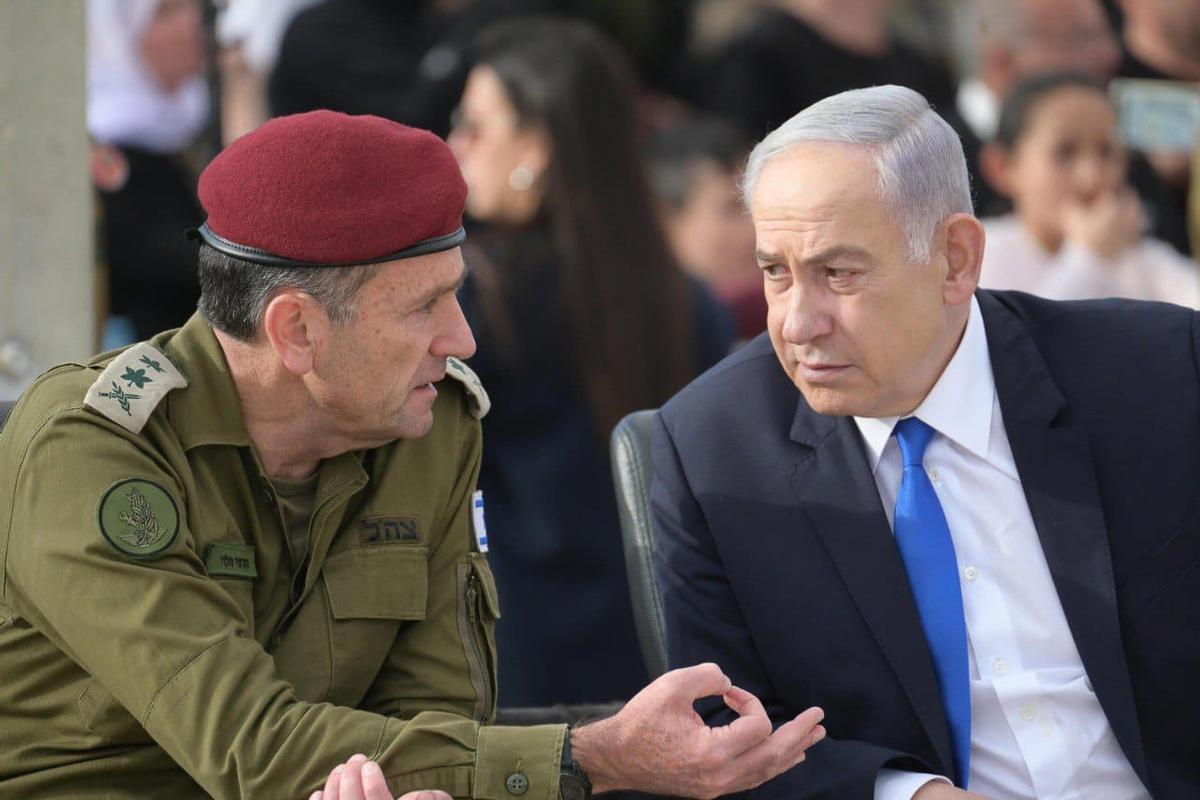 Imagen de archivo del jefe del Estado Mayor de Israel, Herzi Halevi, junto al primer ministro israelí, Benjamin Netanyahu.