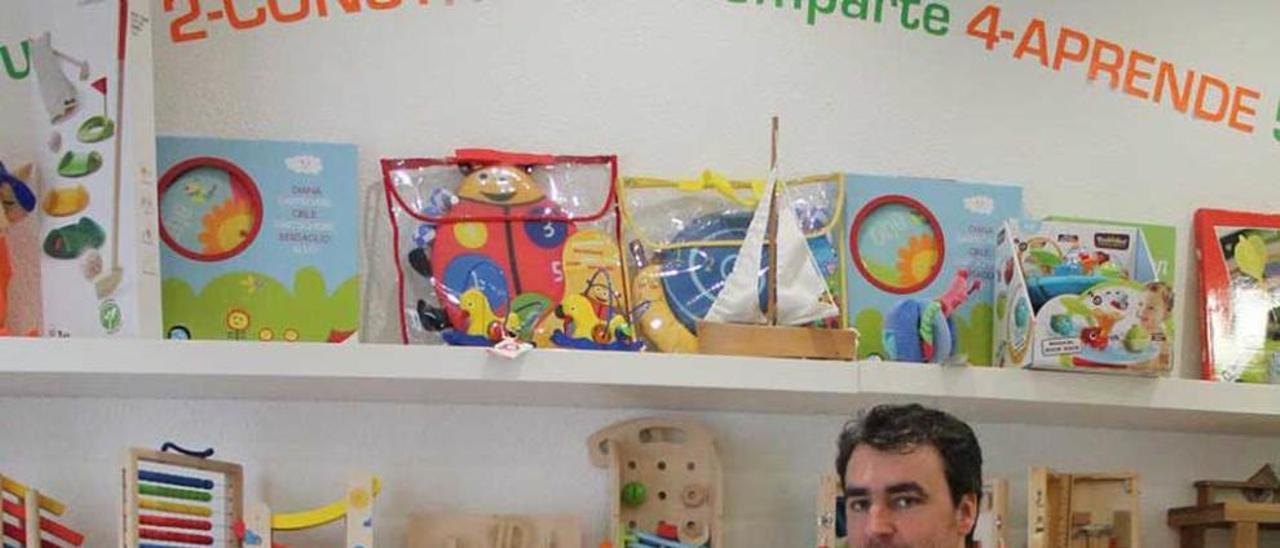 Nacho Calviño, ayer, en su tienda de la Pola.