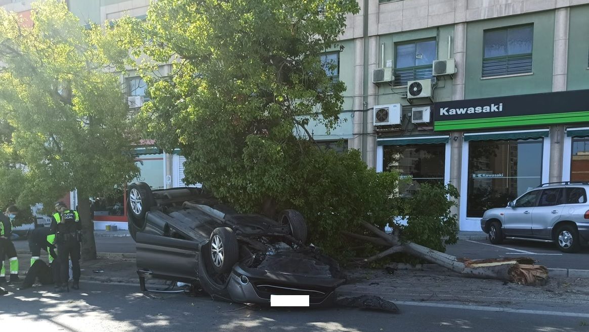 Un herido en Alicante al volcar su coche en la avenida de Dénia