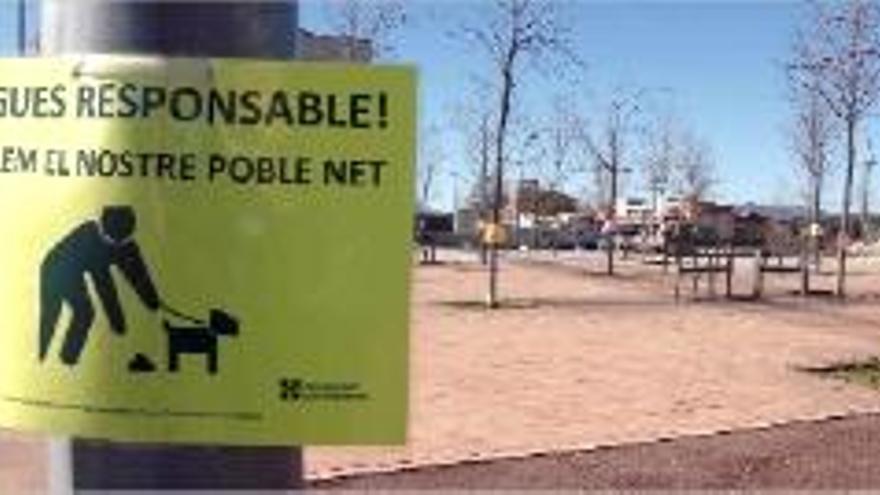 Un dels cartells que l&#039;Ajuntament ha instal·lat al municipi.