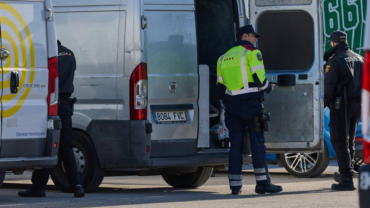 Control policial a camions i furgonetes a l'AP-7, a Llers, aquest dimecres.