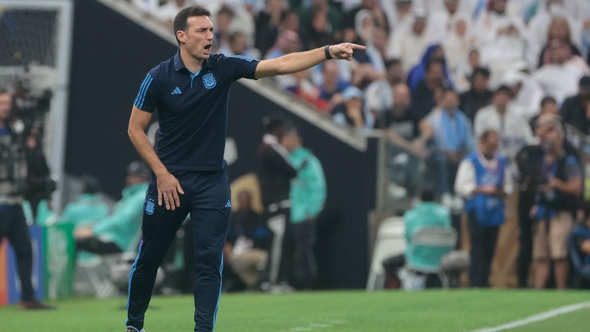 Scaloni da instrucciones durante la final del Mundial