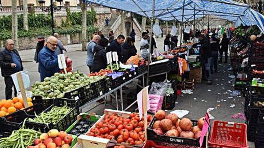 Mercat de Berga, un dels que es mantenen, amb fruita i verdura