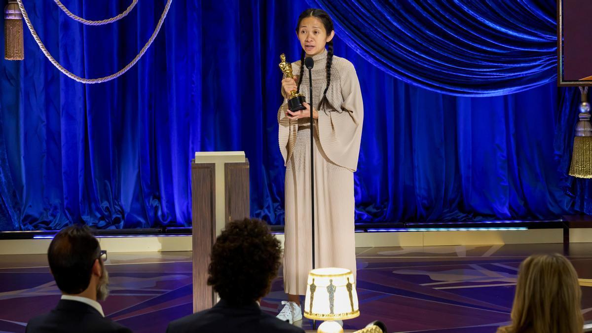 Chloe Zhao recoge el Oscar a la mejor dirección.