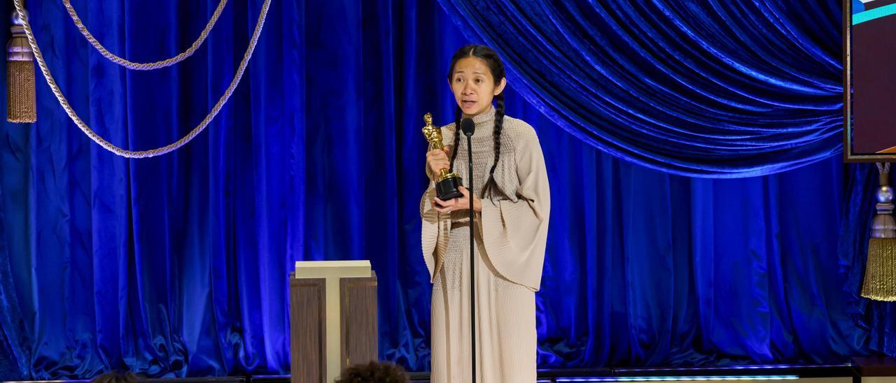 Chloe Zhao recoge el Oscar a la mejor dirección.