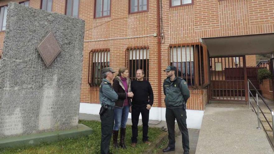 La subdelegada posa a la entrada del cuartel de Camarzana junto al alcalde y agentes de la Guardia Civil.