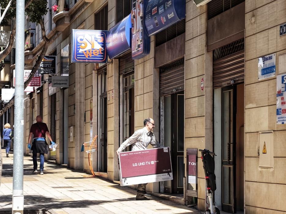 Paseo por Santa Cruz con comercios en marcha