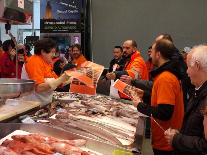 Trabajadores de Alcoa, en los mercados de A Coruña