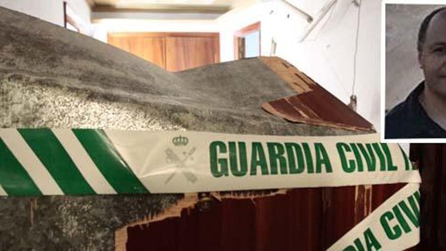 La puerta fue arrancada por las fuerzas de seguridad. La fotografía de arriba es la imagen del agresor. Foto: E. Ripoll/Levante-EMV.