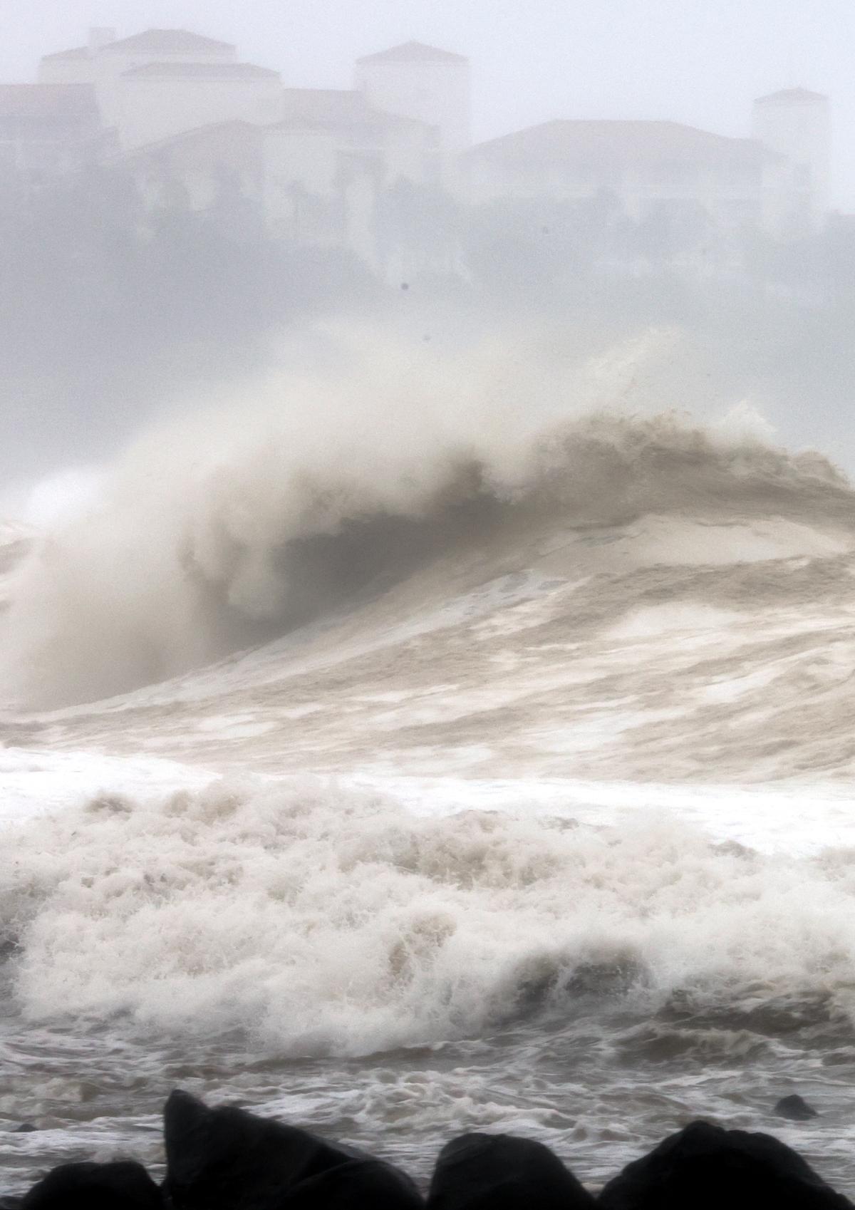 Olas provocadas por el tifón Hinnamnor en la costa de la isla de Jeju, en Corea del Sur