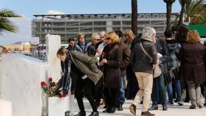 Homenaje a las víctimas de Germanwings  frente a la placa honorifica que hay en la Terminal 2 del aeropuerto de Barcelona.