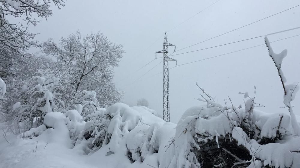 Los operarios reparan líneas de alta tensión en mitad del temporal de nieve.