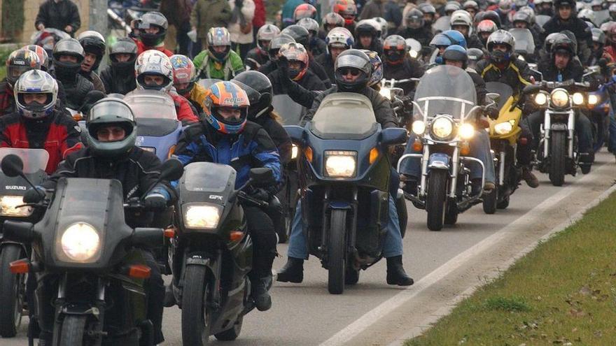 Imagen de una de las concentraciones moteras Pingüinos , recorriendo las calles de Valladolid, en la que participan miles de motoristas.