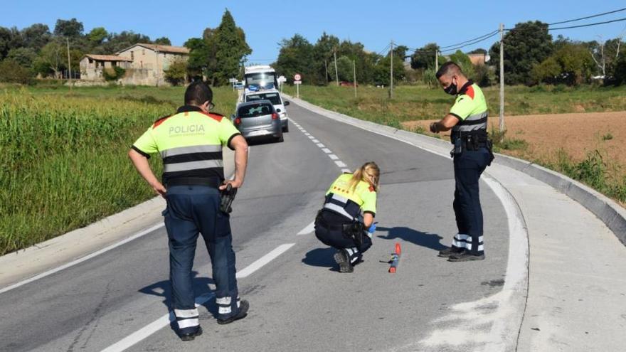 Tres mossos treballant al lloc de l&#039;accident, a la C-62 |