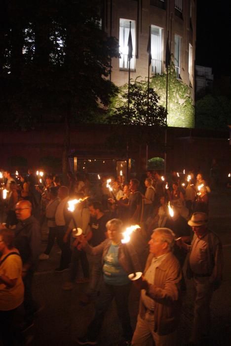 Marxa de torxes a Girona per commemorar el segon aniversari del referèndum de l'1-O