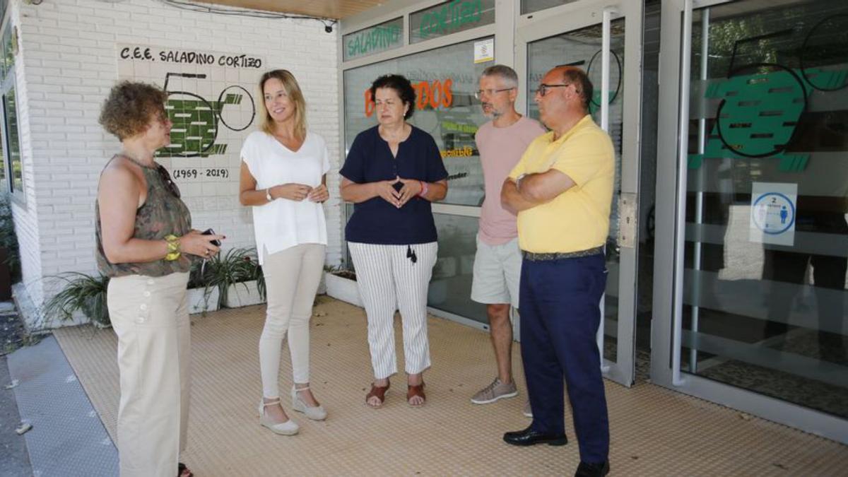 Fernández-Tapias en su visita ayer al Saladino Cortizo.