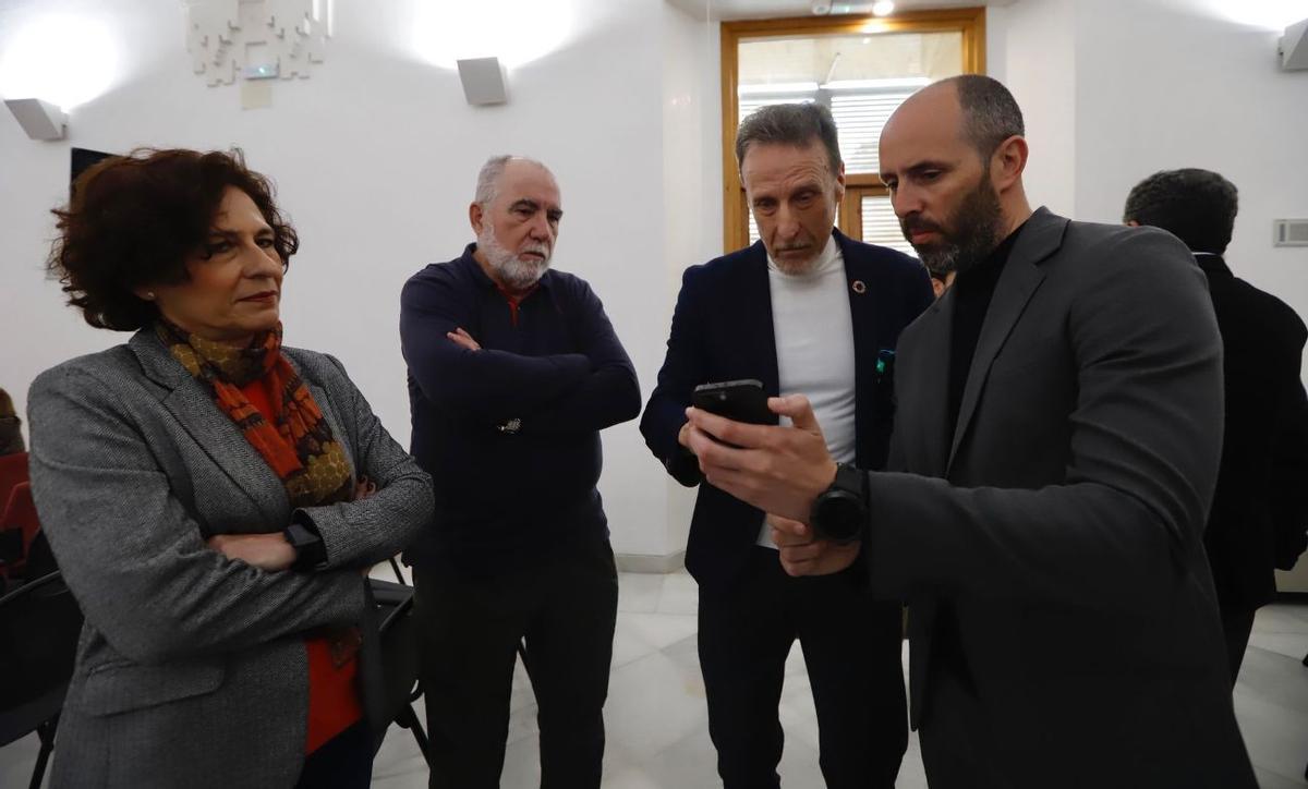 Asistentes al acto de presentación.