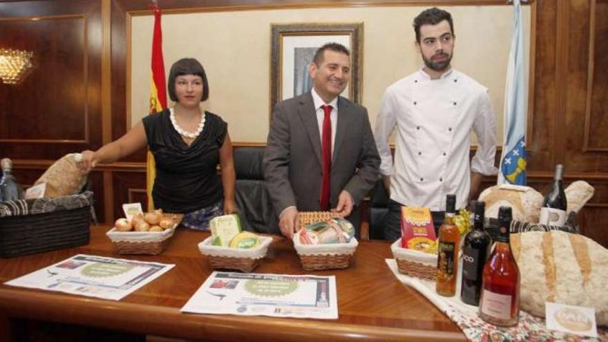 Novas, Sobrado y el cocinero Álvaro Sánchez, en el salón de plenos del consistorio.  // Bernabé/Gutier