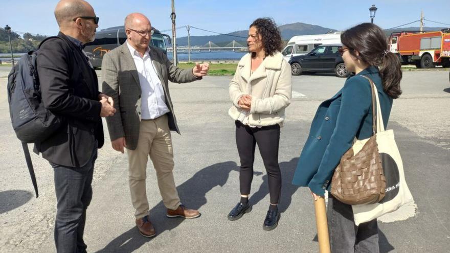 Santiago Freire e Susana Lenguas, ambos no centro, cos técnicos