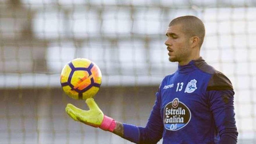 El portero Rubén Martínez, durante el entrenamiento de ayer por la tarde en Abegondo.