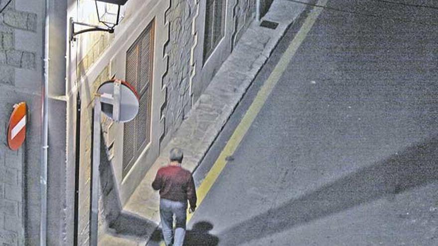 Un transeúnte camina por una calle del casco urbano de Andratx.