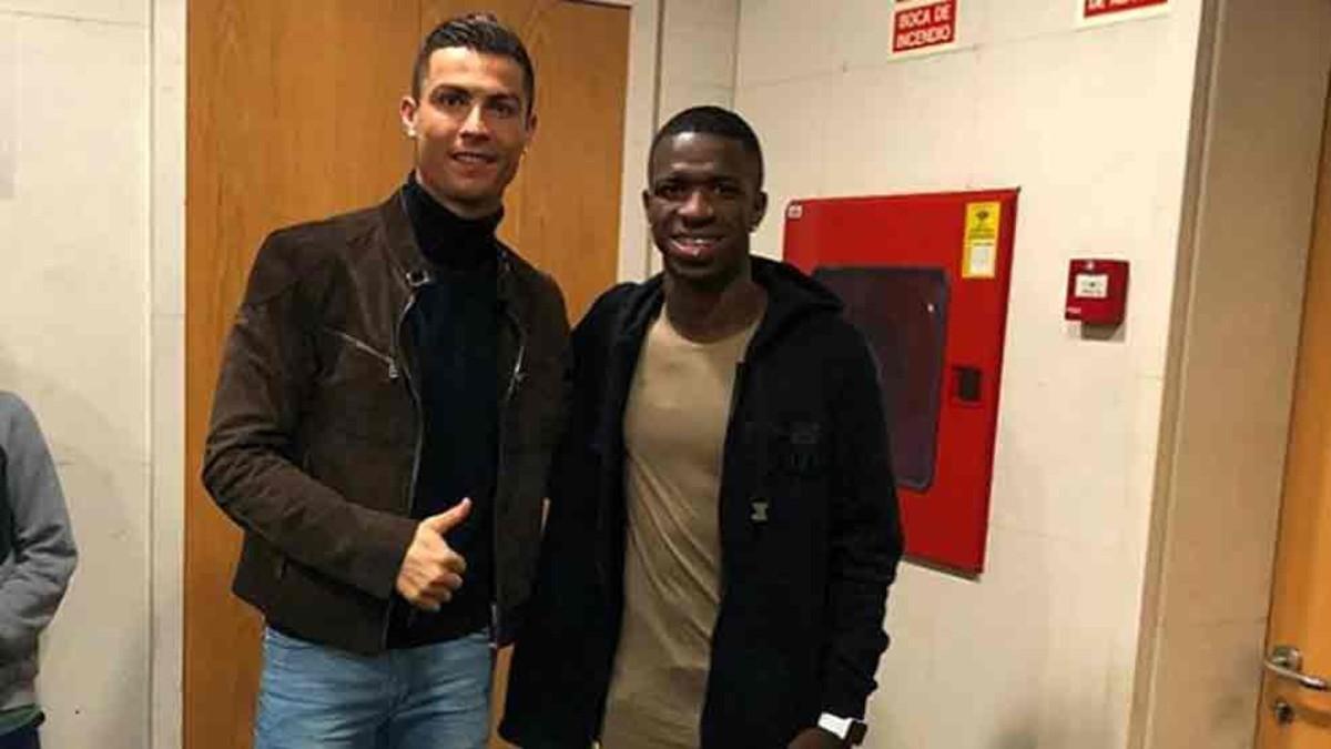 Vinicius Jr., junto a Cristiano Ronaldo