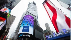 BBVA vende su negocio en Estados Unidos. por 9.700 millones de euros. Lo explica Carlos Torres, presidente de BBVA. En la foto, el logo del BBVA en el edificio del Nasdaq en Nueva York.