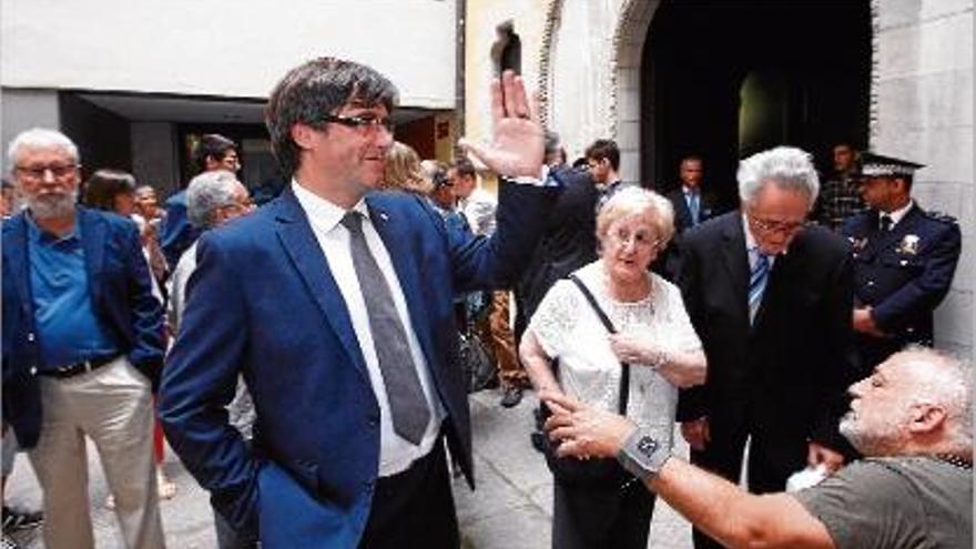 Puigdemont no celebra el nomenament ballant el Robocob, sinó que està parlant amb els assistents.