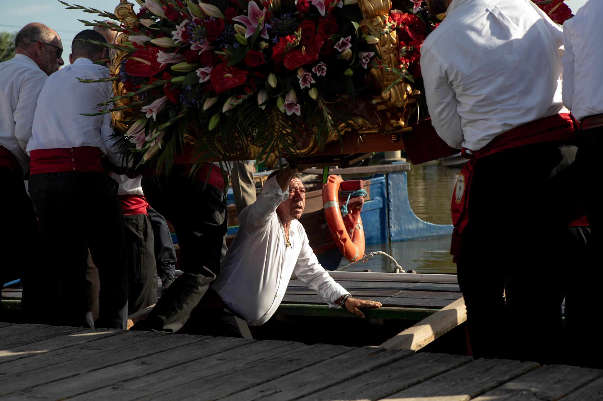 Así ha sido la romería en barca del Cristo de la Salud de El Palmar