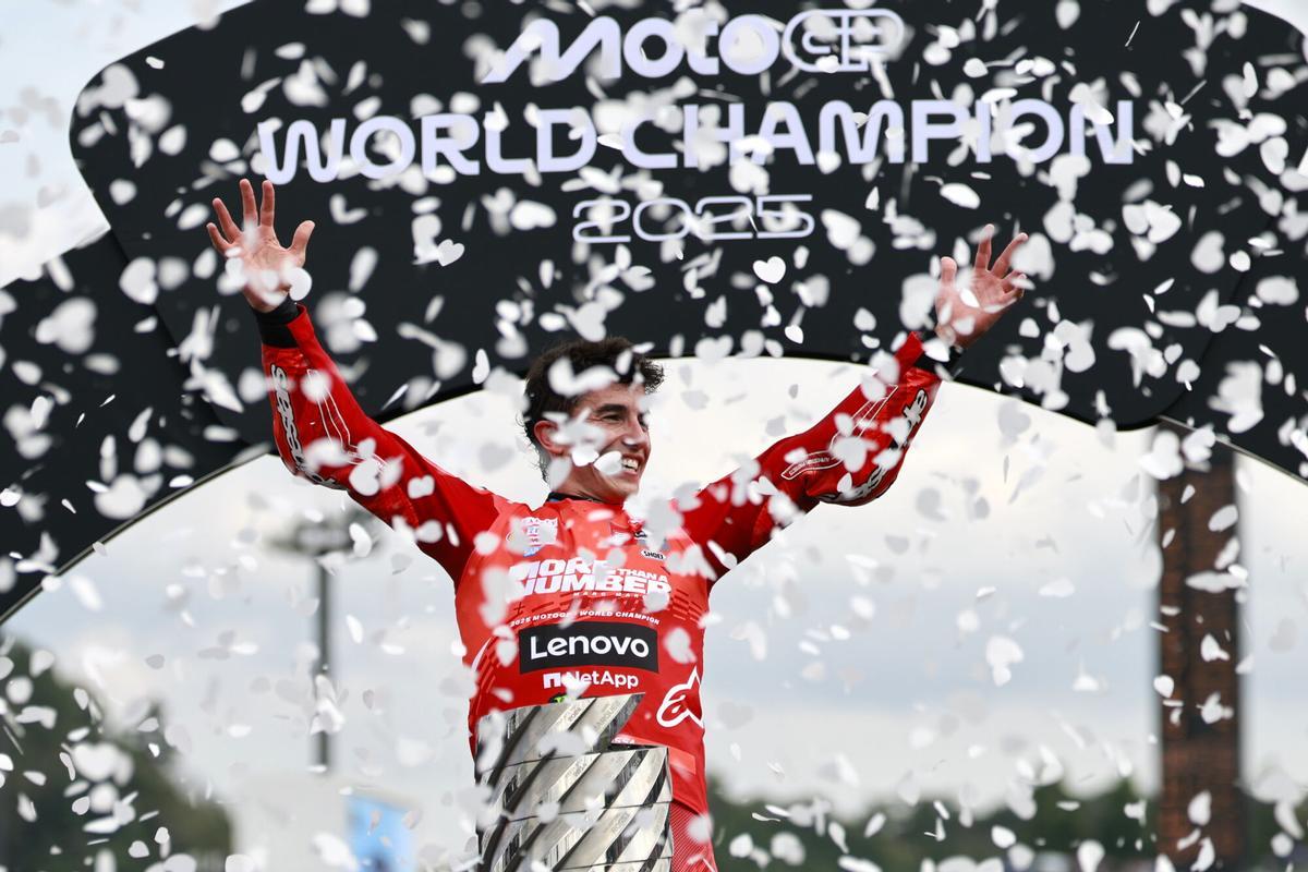 MOTEGI (Japan), 28/09/2025.- MotoGP Ducati Lenovo Team rider Marc Marquez of Spain celebrates his World Champion 2025 title after the race during the Motorcycling Grand Prix of Japan in Motegi, Tochigi Prefecture, northeastern Japan, 28 September 2025. (Motociclismo, Japón, España) EFE/EPA/FRANCK ROBICHON