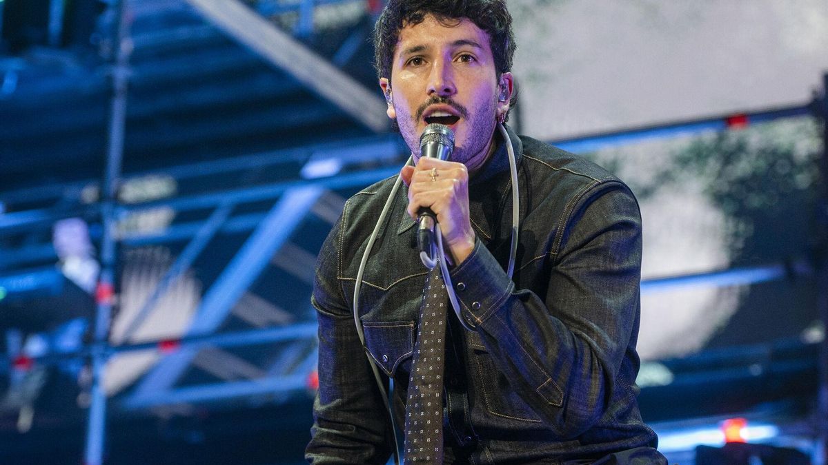 Sebastián Yatra, el cantante romántico de toda la vida, entre confesiones y llamaradas en el Palau Sant Jordi