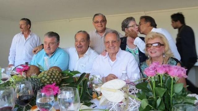 Olegario Vázquez (2º d), con su esposa Ángeles Aldir (d) y Carlos Slim (i), en Avión, en 2014.