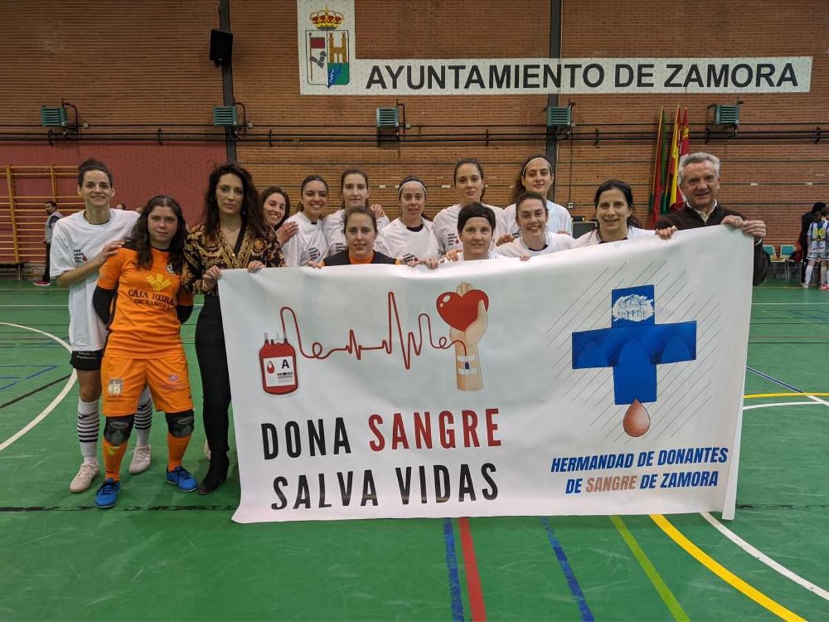 Las jugadoras del River Zamora posan con una pancarta de Donantes de Sangre.