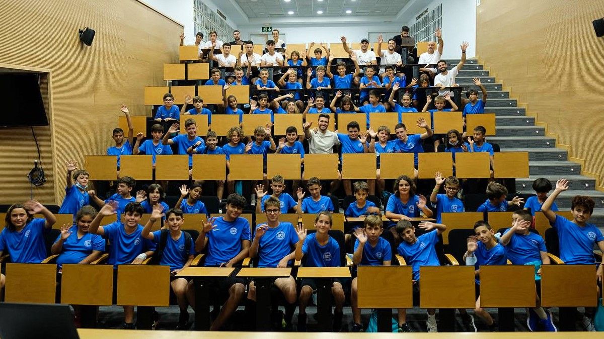 Sergi Gómez junto a los alumnos de su academia