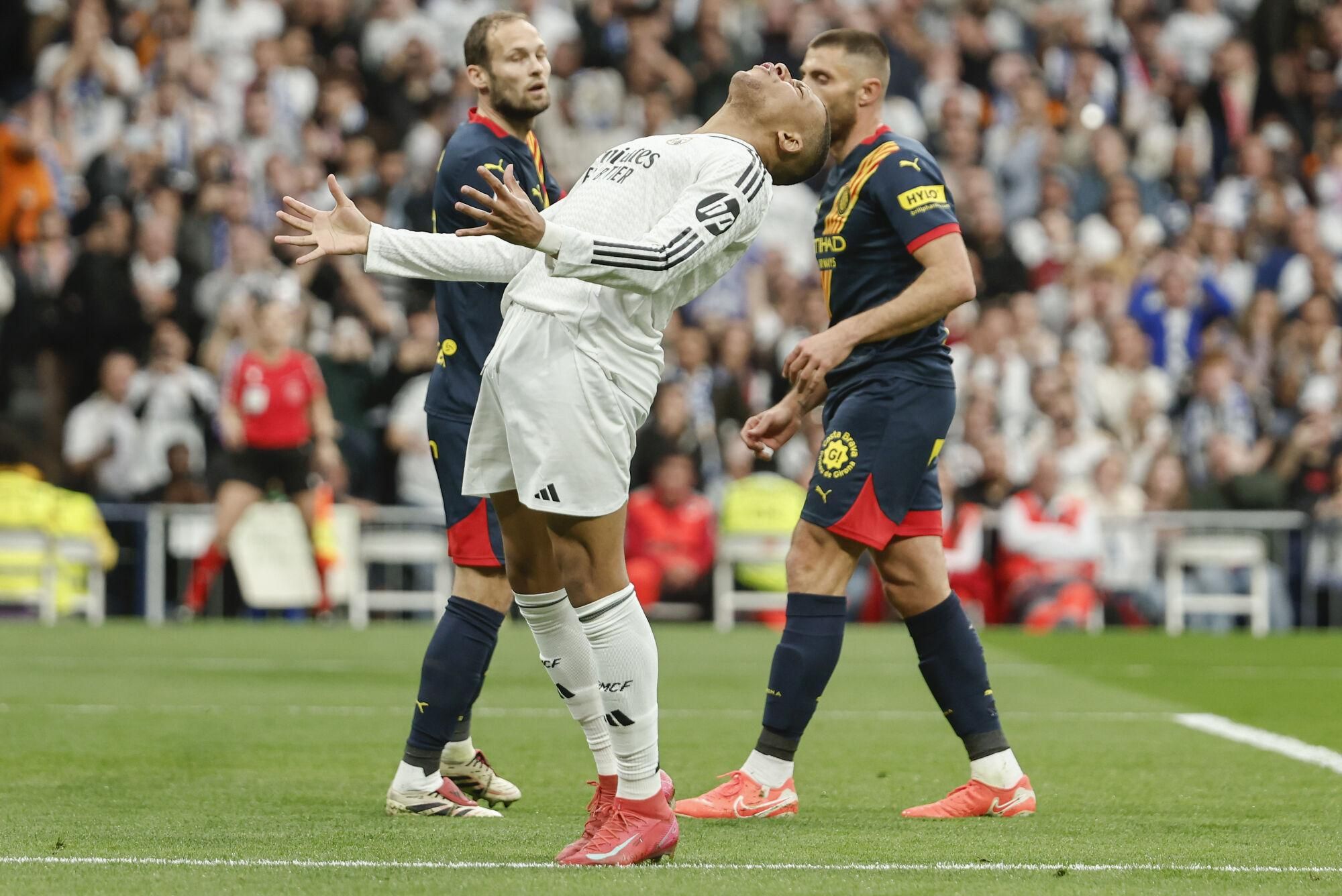 El delantero francés del Real Madrid Kylian Mbappé lamenta una ocasión durante el partido de LaLiga entre el Real Madrid y el Girona, este domingo en el estadio Santiago Bernabéu. EFE/ Sergio Pérez. (real Madrid) (Girona)