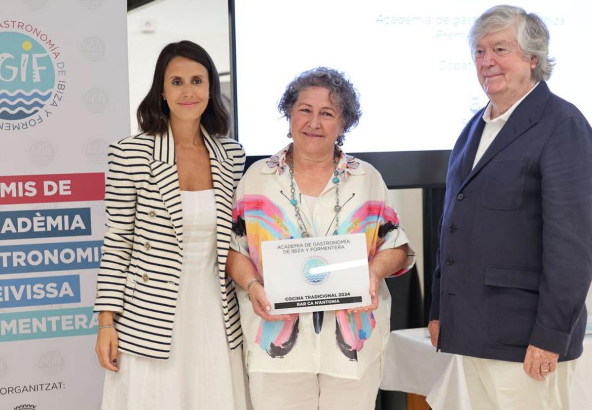Antonia Marí del bar Ca n’Antònia junto con el también premiado Daniel de Busturia.