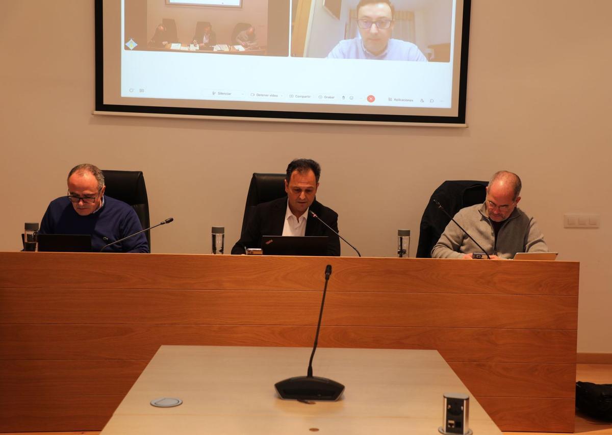 El secretario, el presidente del Consell de Formentera y el interventor, en la mesa que preside la sesión. | C.C.