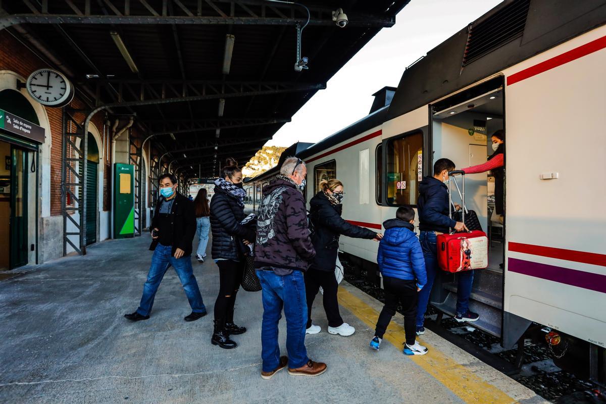 Pasajeros subiendo al tren en la estación de Alcoy.