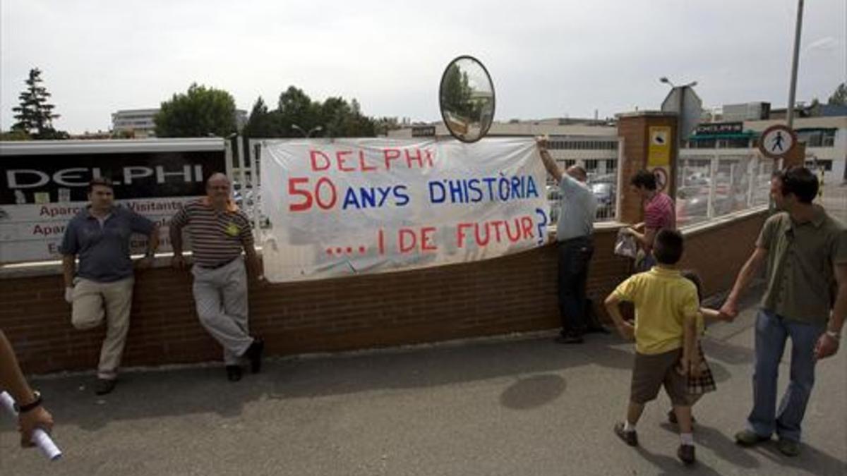 Protesta de los trabajadores de Delphi en la entrada de la planta de Sant Cugat.