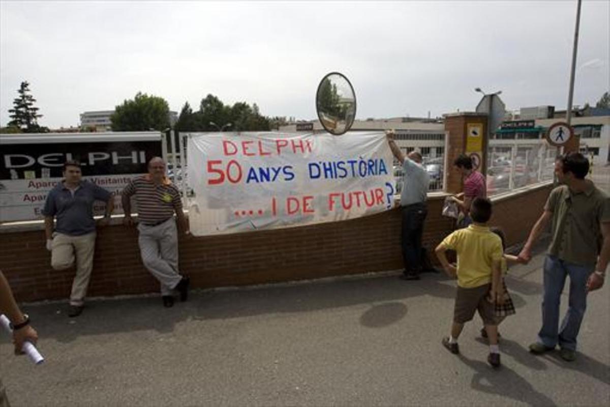 Protesta de los trabajadores de Delphi en la entrada de la planta de Sant Cugat. Protesta de los trabajadores de Delphi en la entrada de la planta de Sant Cugat.