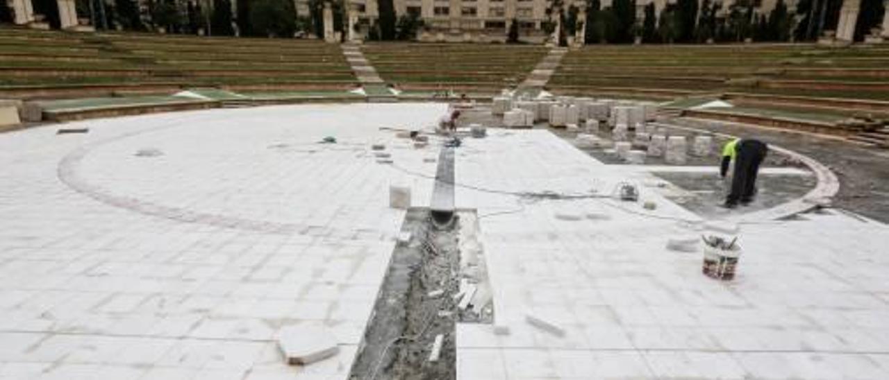 Un operario coloca el nuevo pavimento del auditorio.