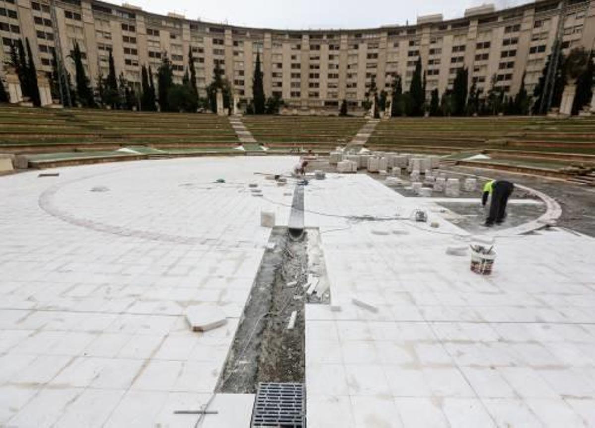 Un operario coloca el nuevo pavimento del auditorio.