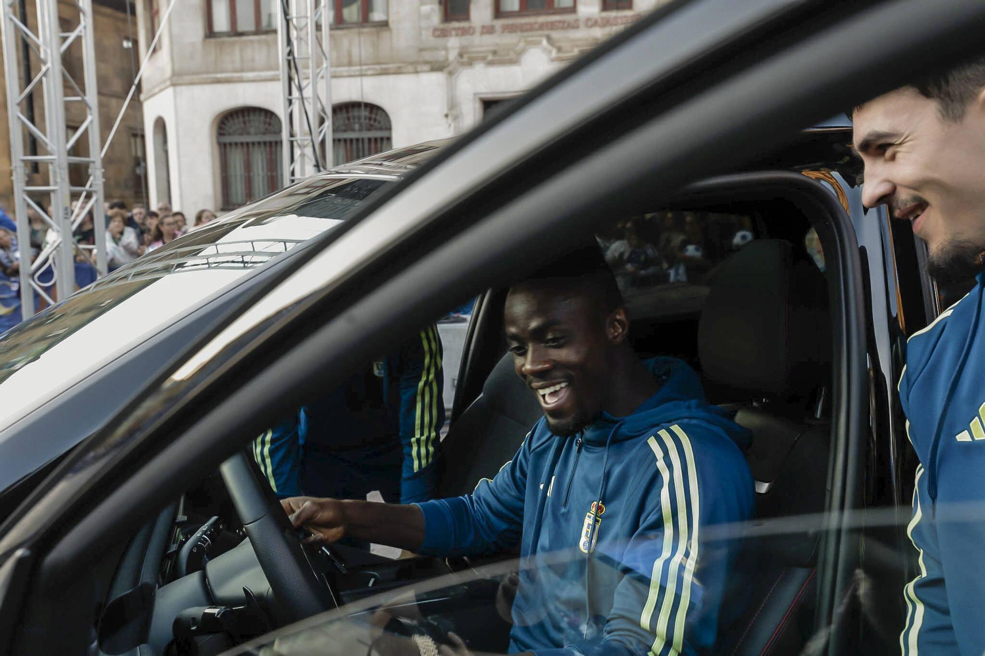Locura azul en Oviedo: así fue la entrega de los nuevos coches a la plantilla en la plaza de la Catedral