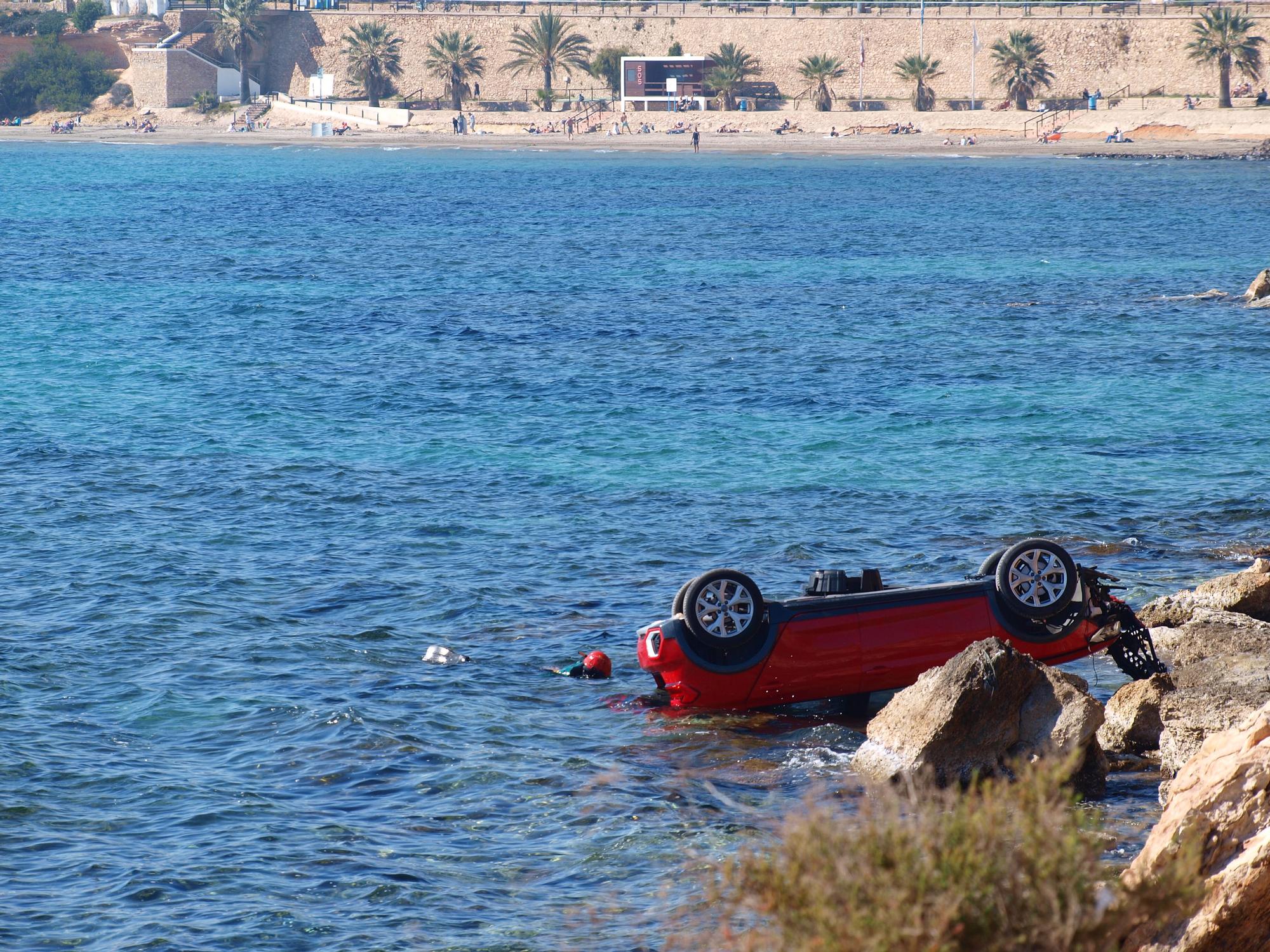 La Guardia Civil busca al conductor de un vehículo hallado en un acantilado de Punta Prima