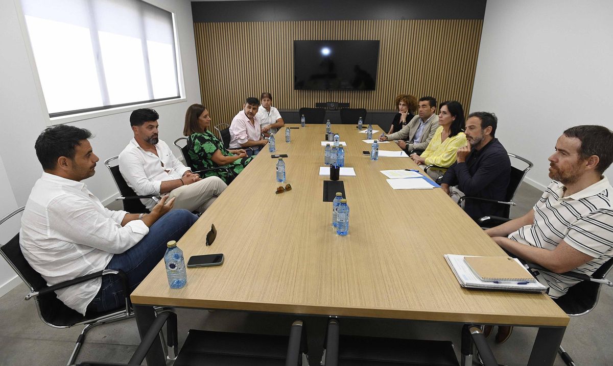 Industriales y políticos, reunidos ayer en las instalaciones de Frigoríficos del Morrazo.