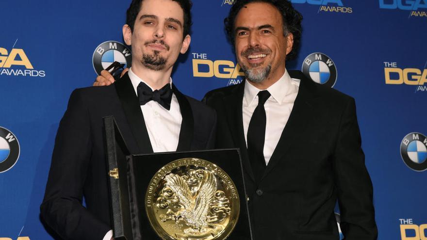 Damien Chazelle recoge el premio del Sindicato de Directores de la mano de Alejandro G. Iñarritu.